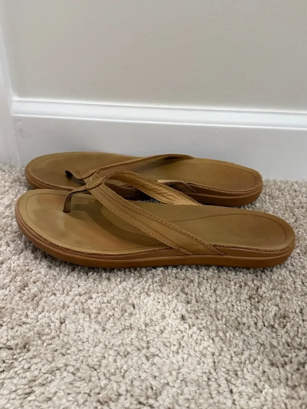 OluKai ‘Aukai Women’s Leather Flip Flops Tan Size 7